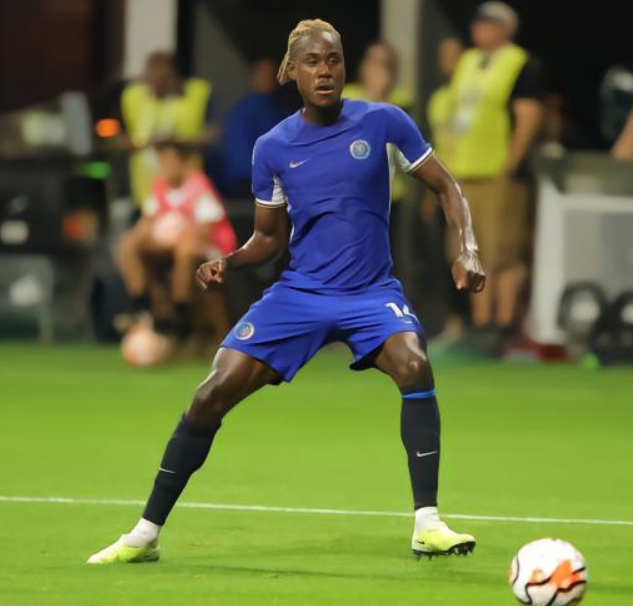 切尔西后卫查洛巴赛后晒照：伤情引发关注